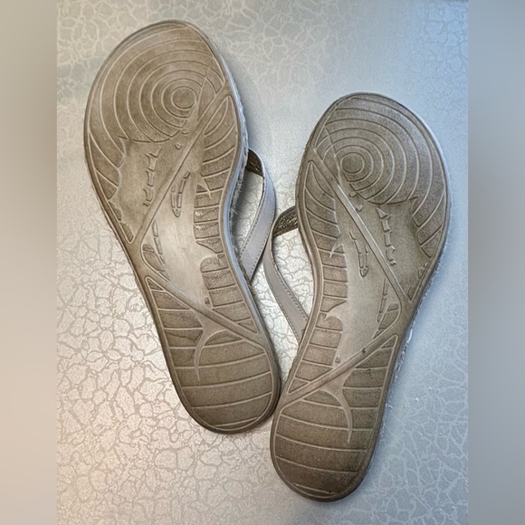 Tommy Bahama | ladies Relaxology lonna Leather Flip Flops. Size: 11 - Picture 6 of 16